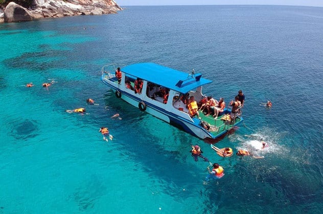 浪中岛德椰子礁湖酒店的游客在海域浮潜