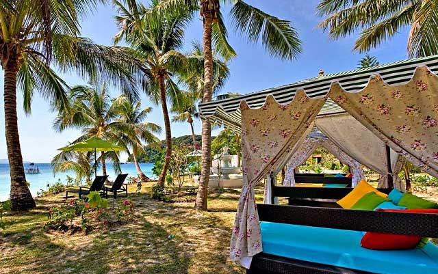 萨里浪中岛太平洋温泉度假村前海滩通道的大型躺椅