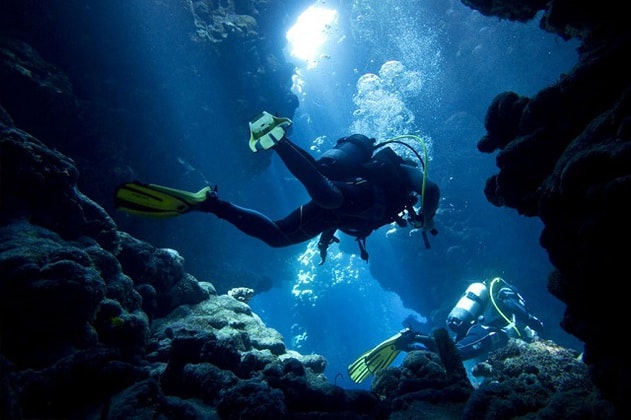 man diving deep sea redang island