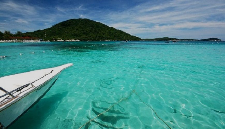 malaysia pulau tioman air laut hijau kristal di bawah cahaya matahari yang terang