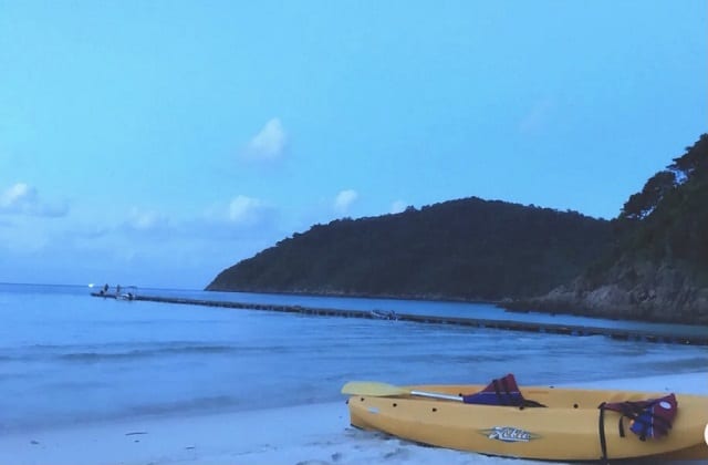 热浪岛黄昏时分海滩上的黄色皮划艇 