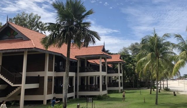 热浪岛拉谷纳度假村花园中的客房外观和椰子树还有绿草