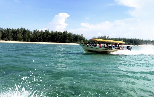 热浪岛快艇载着游客行驶在大海上前往浮潜点