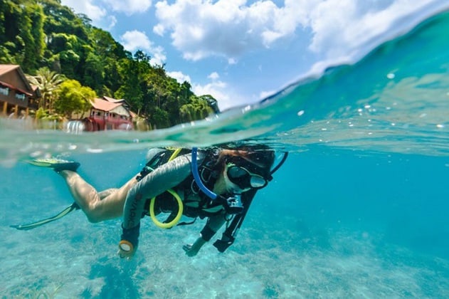 刁曼岛清澈的海水中女人正在浮潜