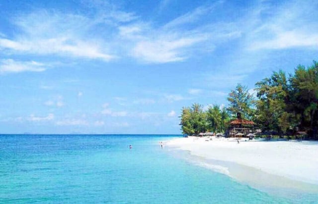 热浪岛清澈湛蓝的大海和万里无云的蓝天下的沙滩