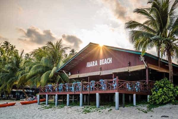 刁曼岛茹阿拉珍珠度假村户外餐厅建筑在黄昏的海滩上