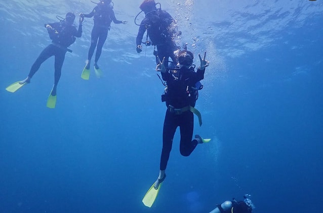 停泊岛游客在深海进行深潜