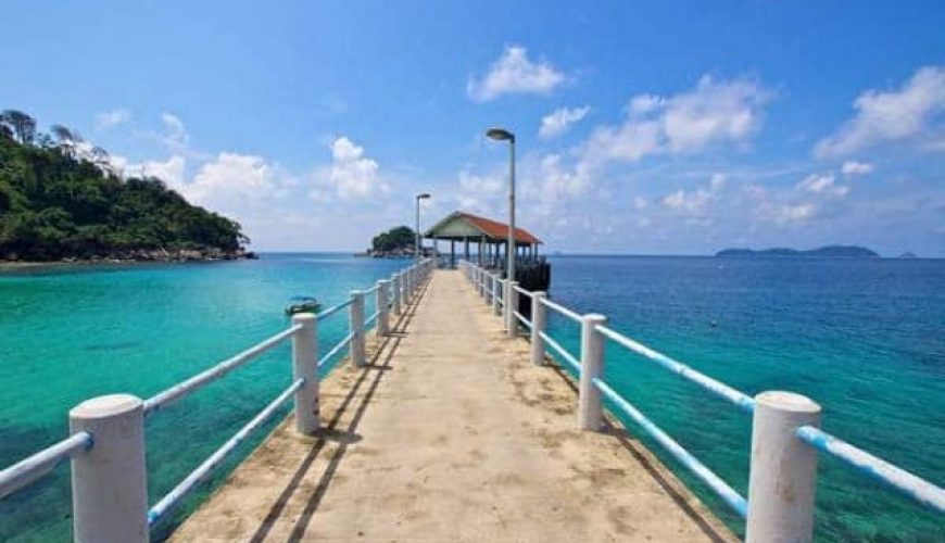刁曼岛Salang村庄码头在清澈海水上