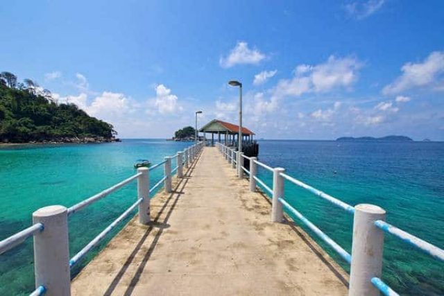 刁曼岛Salang村庄码头在清澈海水上