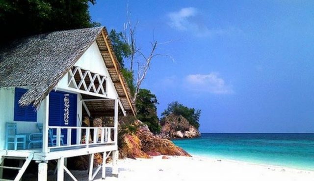beach hut locates beside ​sea and reef on rawa islan