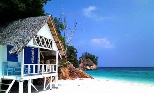 海滩小屋位于拉瓦岛上的大海和礁石旁