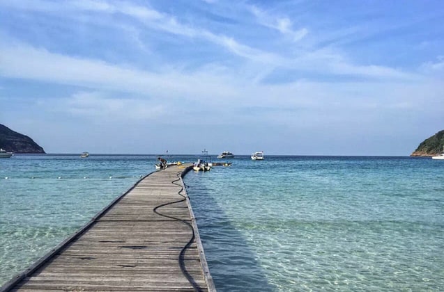 热浪岛清澈海面上的木桥
