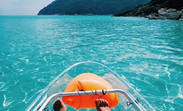 热浪岛透明的皮艇漂浮在清澈海面上