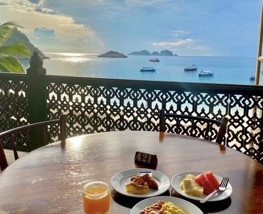热浪岛拉谷纳度假村的餐厅享用早餐和海景