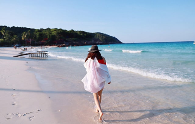 热浪岛赤脚走在海滩的女人