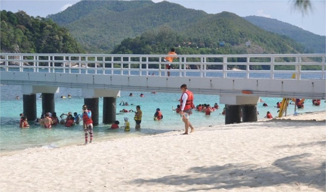 棉花岛穿着红色救生衣的游客在海洋公园的海滩浮潜和玩耍
