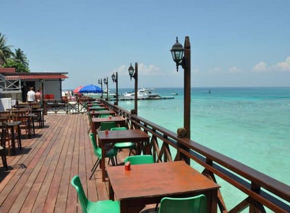 pulau perhentian besar cozy chalet resort restoran pemandangan laut, terletak di atas lantai kayu di atas laut yang jernih