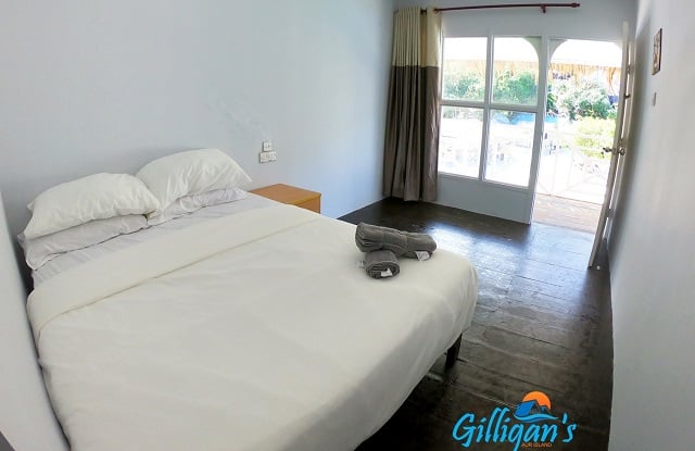  aur island gilligans dive resort deluxe queen room interior