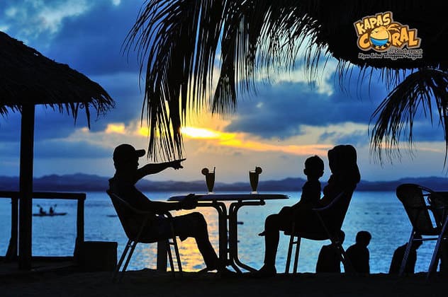 棉花岛Kapas Coral Beach 度假村黄昏时分有游客在海滩的椅子上休息