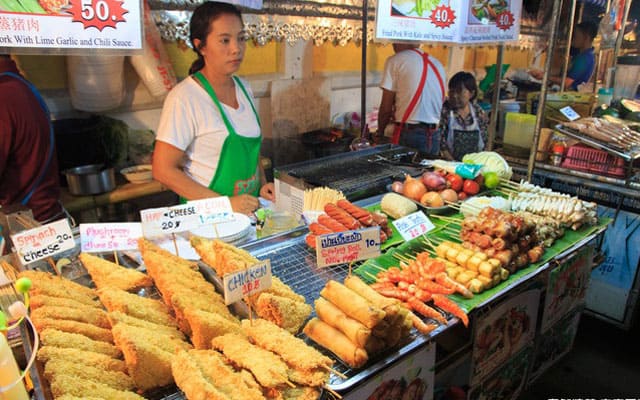 在丽贝岛步行街食品摊卖油炸食品的女人