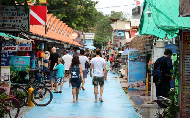 koh lipe walking street tourits back