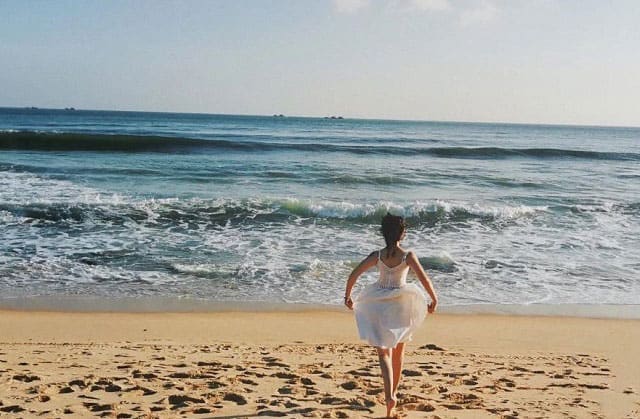 lang tengah island women white dress