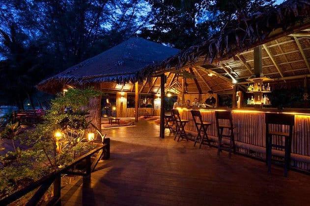 诗巫岛丛林度假村的酒吧晚上灯光都非常浪漫