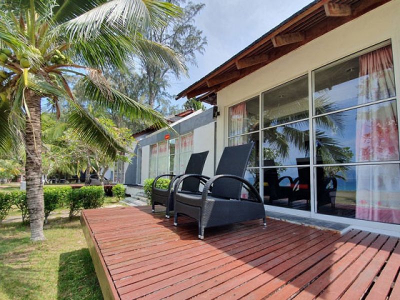 詩巫柔佛莎麗太平洋度假村客房外观和两张椅子