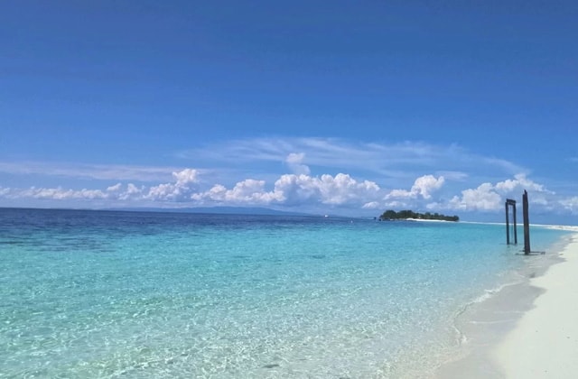 semporna mataking island clear sea water under blue clear sky