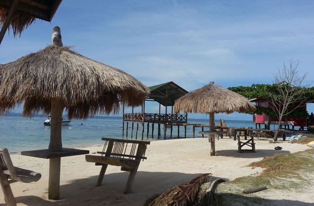 沙巴马布岛诗巴丹潜店中心前滩座椅和遮阳伞