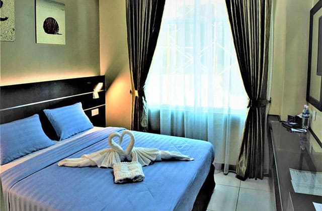 wave view hotel semporna town double room interior