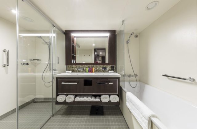 genting dream Palace Suite bathroom